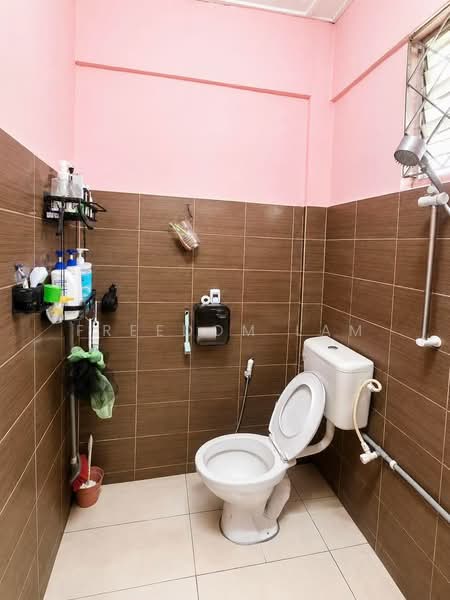 Flat for Sale at Flat Taman Ungku Tun Aminah - Freedom Lam - Bathroom - PropertyGuru.com.my