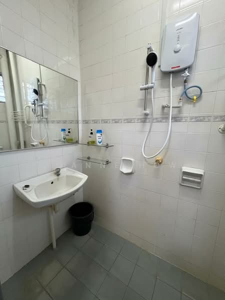 Pangsapuri untuk Disewa di Kiara Apartment - Joanne How - Bathroom - PropertyGuru.com.my