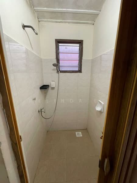 Rumah Teres 1 Tingkat untuk Dijual di Taman Dahlia (Tampoi) - Melinda Ee - Bathroom - PropertyGuru.com.my