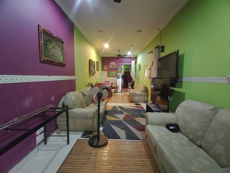 1-storey Terraced House for Sale in Dataran Segar (Lukut) - Azrul Othman - Living Room - PropertyGuru.com.my