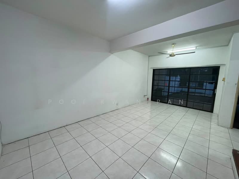 Townhouse for Rent in Petaling Jaya (Selangor) - Pooi Kwan Pan - Living Room - PropertyGuru.com.my