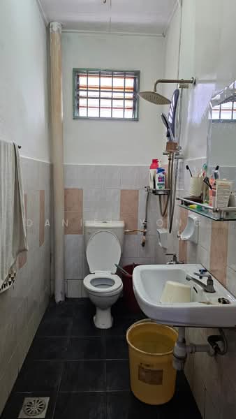 Rumah Teres 2 Tingkat untuk Dijual di Bandar Putra (Kulai) - Daniel Yong - Bathroom - PropertyGuru.com.my
