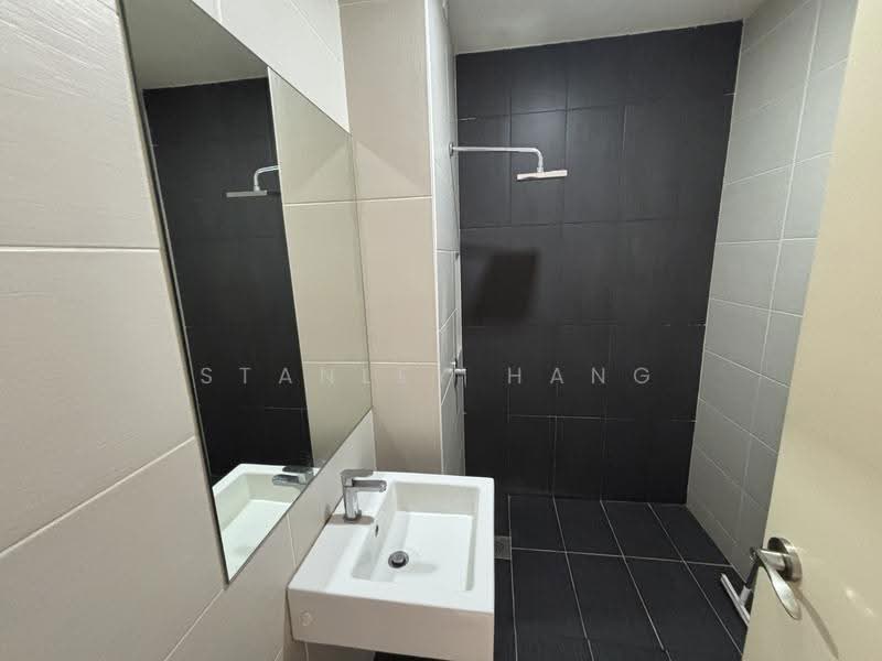 Kediaman Servis untuk Disewa di TRiGON Luxury Residences - Stanley Hang - Bathroom - PropertyGuru.com.my