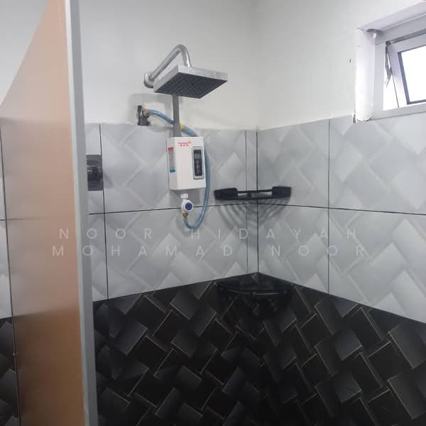 Rumah Teres 2-Tingkat untuk Dijual di Taman Bukit Rawang Jaya (Rawang) - Noor Hidayah Mohamad Noor - Bathroom - PropertyGuru.com.my