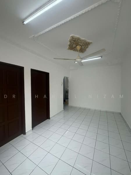 Rumah Flat untuk Disewa di Pangsapuri Seri Perantau - Dr Shahril Nizam - Living Room - PropertyGuru.com.my