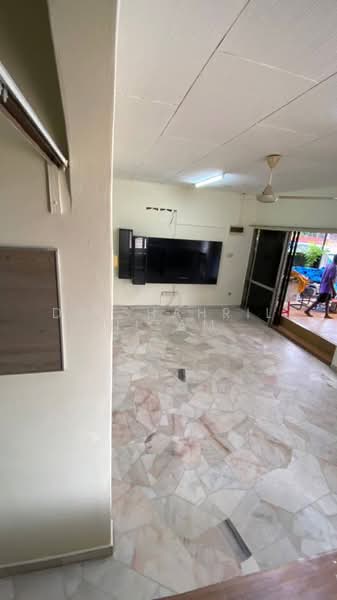 1-storey Terraced House for Rent in Bukit Kemuning (Shah Alam) - Dr Shahril Nizam - Living Room - PropertyGuru.com.my