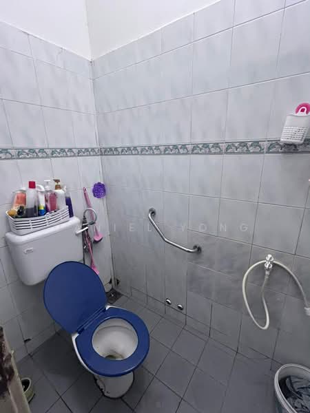 Rumah Teres untuk Dijual di Taman Aman Putra (Puchong) - Daniel Yong - Bathroom - PropertyGuru.com.my