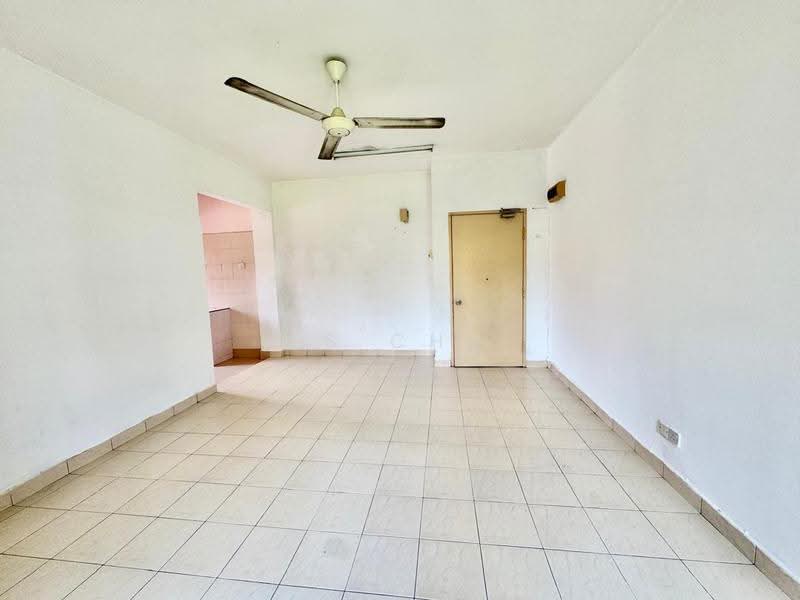 Pangsapuri untuk Dijual di Pangsapuri Randa - LS Chu - Living Room - PropertyGuru.com.my
