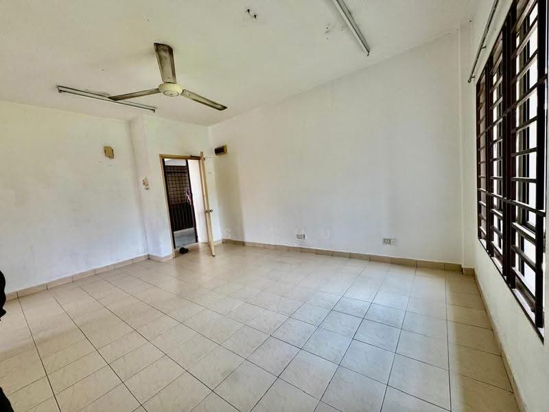 Pangsapuri untuk Dijual di Pangsapuri Randa - LS Chu - Living Room - PropertyGuru.com.my