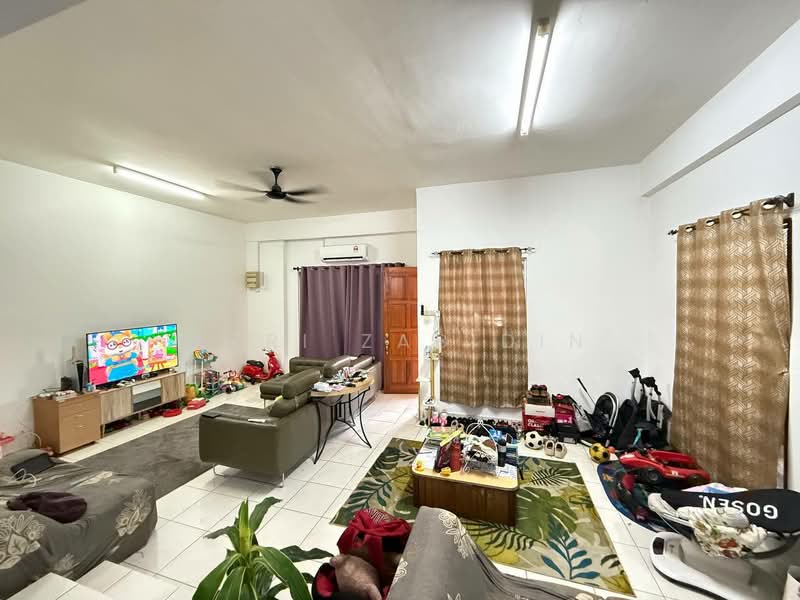 2-storey Terraced House for Sale in Alam Budiman (Shah Alam) - Azri Zabidin - Living Room - PropertyGuru.com.my
