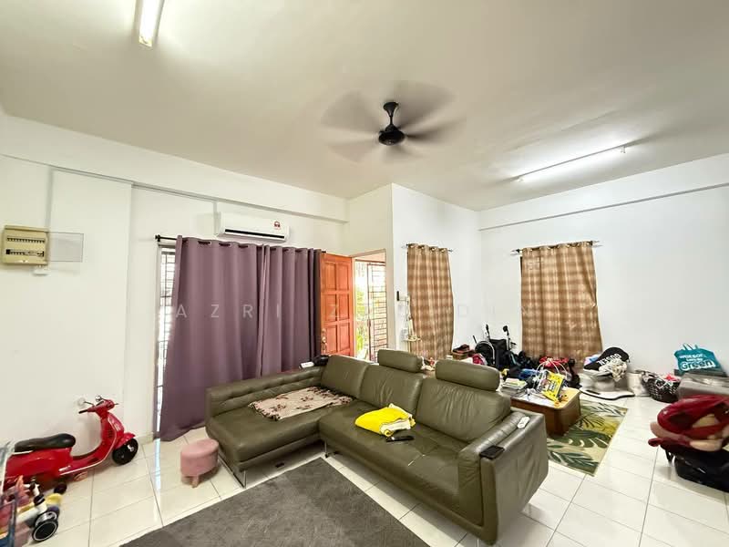 2-storey Terraced House for Sale in Alam Budiman (Shah Alam) - Azri Zabidin - Living Room - PropertyGuru.com.my