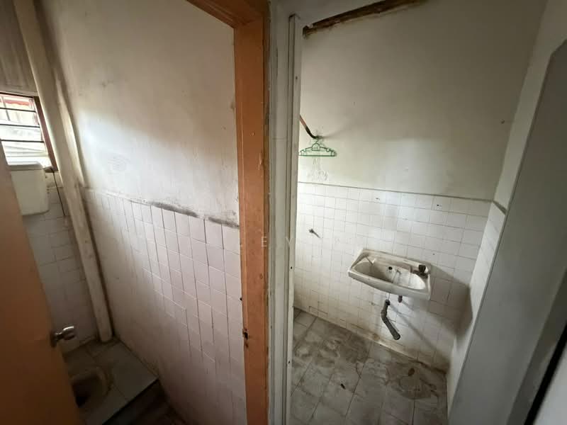 Factory for Sale in Taman Malim Jaya (Bachang) - Wesley Tan - Bathroom - PropertyGuru.com.my
