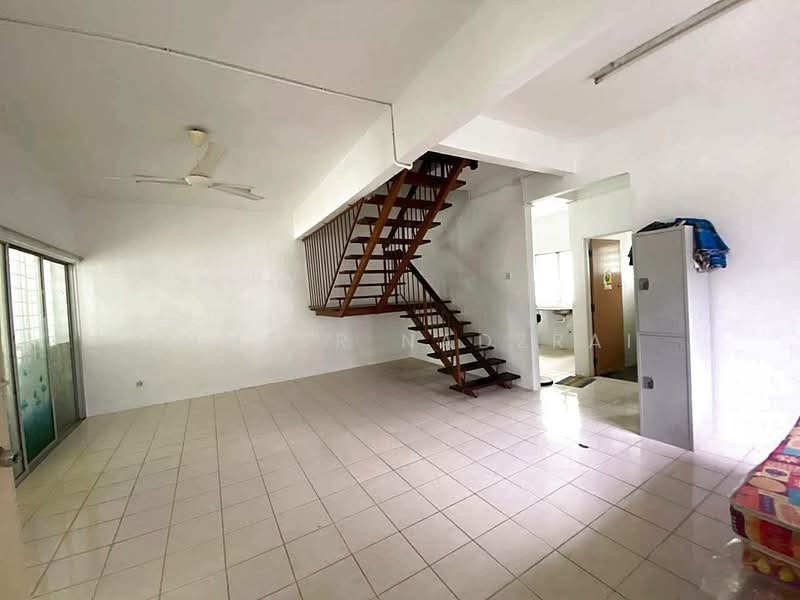 Rumah Teres 2 Tingkat untuk Dijual di Taman Lestari Putra (Seri Kembangan) - Ammeer Nadzrai - Living Room - PropertyGuru.com.my