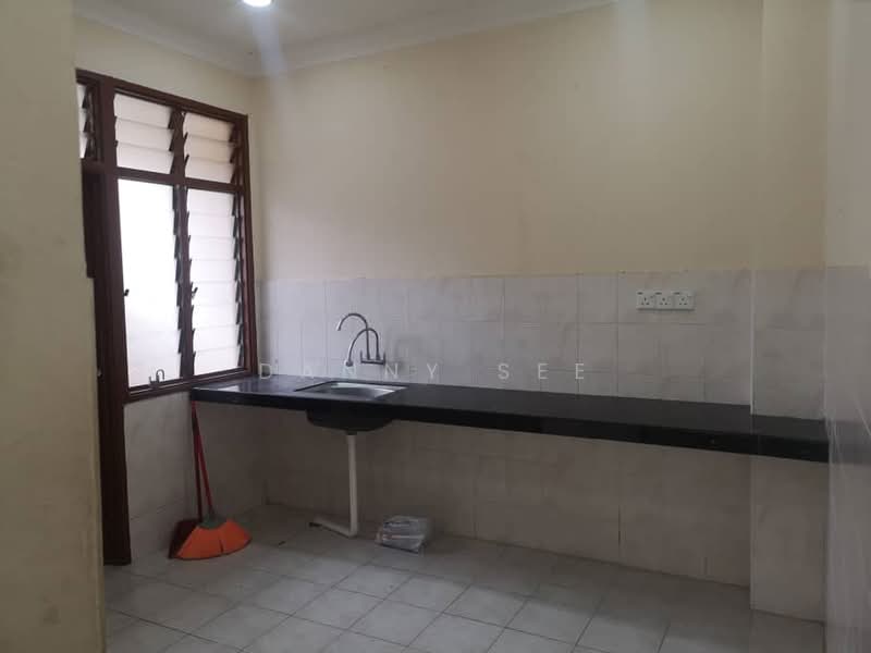 Rumah Teres 1 Tingkat untuk Dijual di Bandar Putra (Kulai) - Danny See - Kitchen - PropertyGuru.com.my