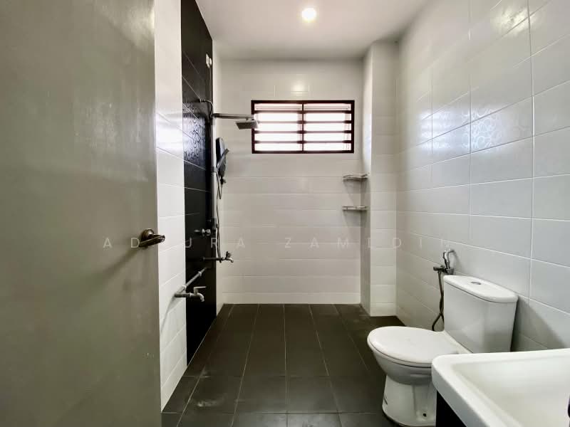 Bungalow for Sale in Sungai Merab (Dengkil) - Adzura Zamedin - Bathroom - PropertyGuru.com.my