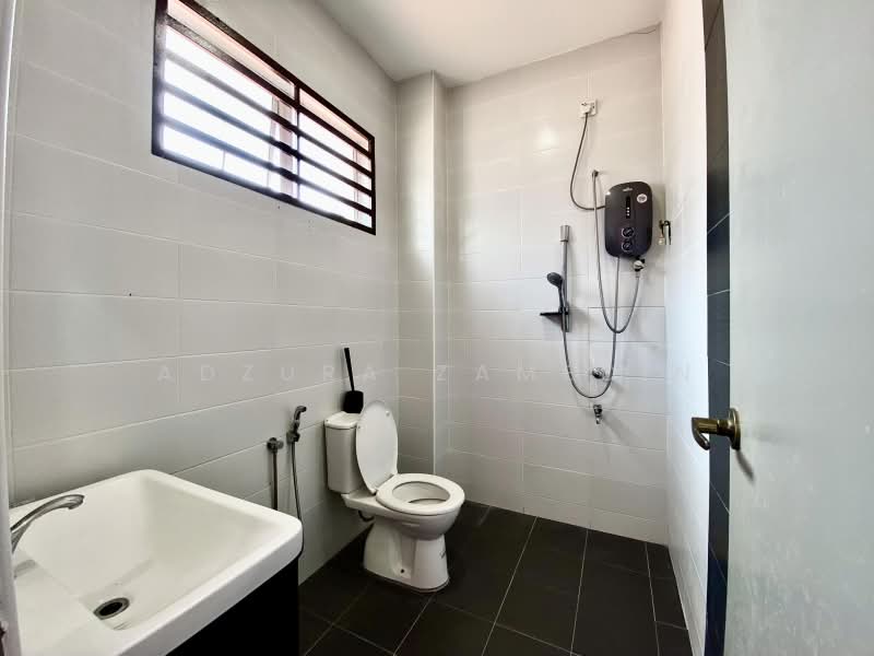 Bungalow for Sale in Sungai Merab (Dengkil) - Adzura Zamedin - Bathroom - PropertyGuru.com.my