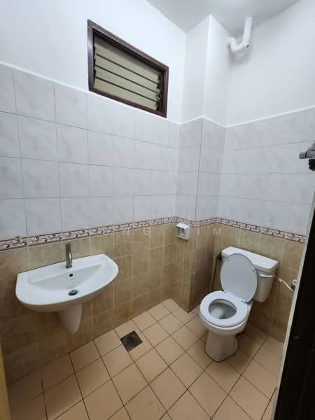 2-storey Terraced House for Sale in Taman Seri Zamrud (Sungai Ara) - Fung Lim - Bathroom - PropertyGuru.com.my