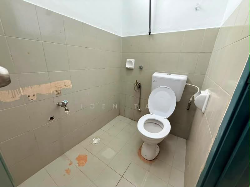 Rumah Teres 1 Tingkat untuk Dijual di Bandar Putra (Kulai) - Iden Tan - Bathroom - PropertyGuru.com.my