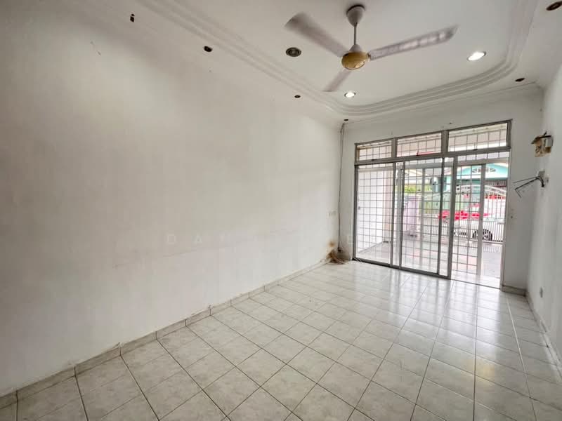 Rumah Teres 1 Tingkat untuk Dijual di Bandar Putra (Kulai) - Danny See - Living Room - PropertyGuru.com.my