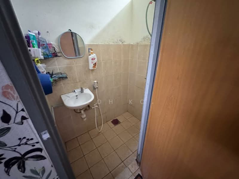Flat for Sale at Taman Industrial Lembah Jaya Flat - Loh KC - Bathroom - PropertyGuru.com.my