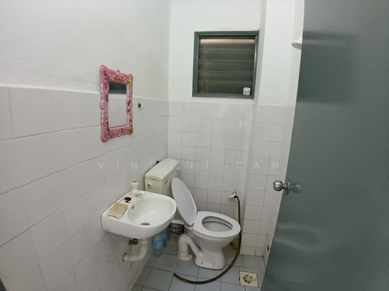 Rumah Flat untuk Disewa di Pangsapuri Seri Cempaka (Serendah) - Vincent Tan - Bathroom - PropertyGuru.com.my