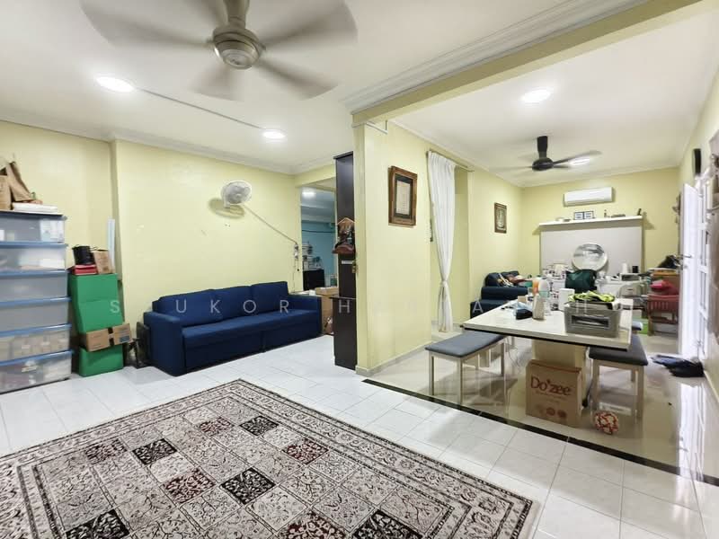 2-storey Terraced House for Sale in Puncak Alam (Selangor) - Syukor Hartanah - Living Room - PropertyGuru.com.my