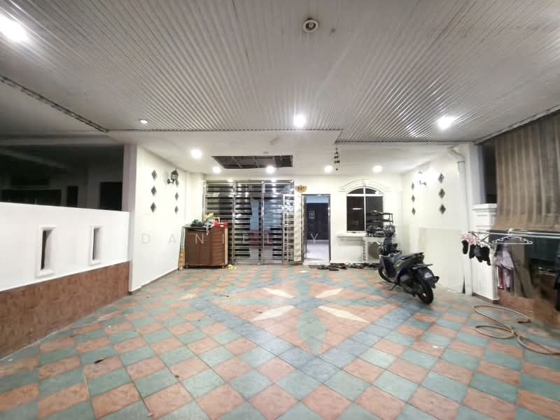 Rumah Teres 2 Tingkat untuk Dijual di Taman Universiti (Skudai) - Daniel Yong - Entrance - PropertyGuru.com.my
