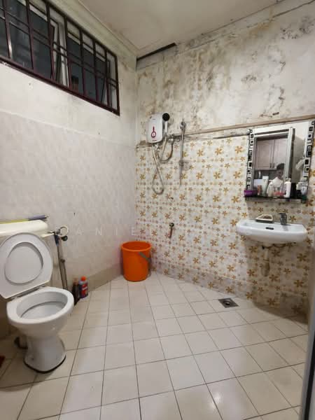Rumah Teres 2 Tingkat untuk Dijual di Taman Universiti (Skudai) - Daniel Yong - Bathroom - PropertyGuru.com.my