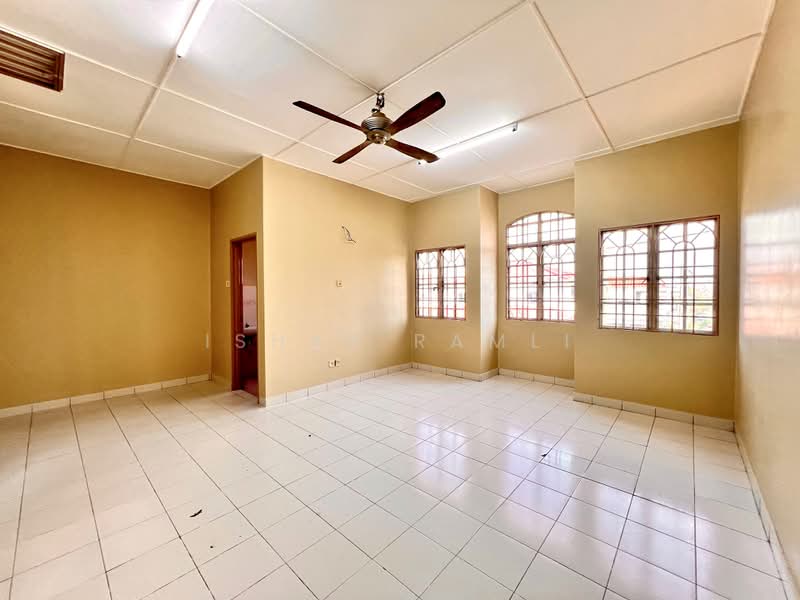 Rumah Teres untuk Dijual di Bandar Puteri Klang (Klang) - Ishak Ramli - Living Room - PropertyGuru.com.my