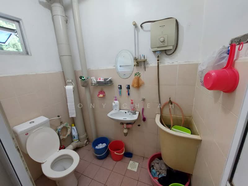 Pangsapuri untuk Dijual di Sri Impian Apartment - Tony Cheah - Bathroom - PropertyGuru.com.my