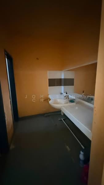 Kedai untuk Disewa di Taman Dato Onn (Johor Bahru) - Johnson Chong - Bathroom - PropertyGuru.com.my