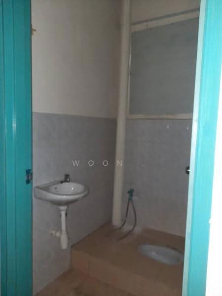 Retail Space for Rent in Pulau Melaka (Melaka City) - Woon . - Bathroom - PropertyGuru.com.my