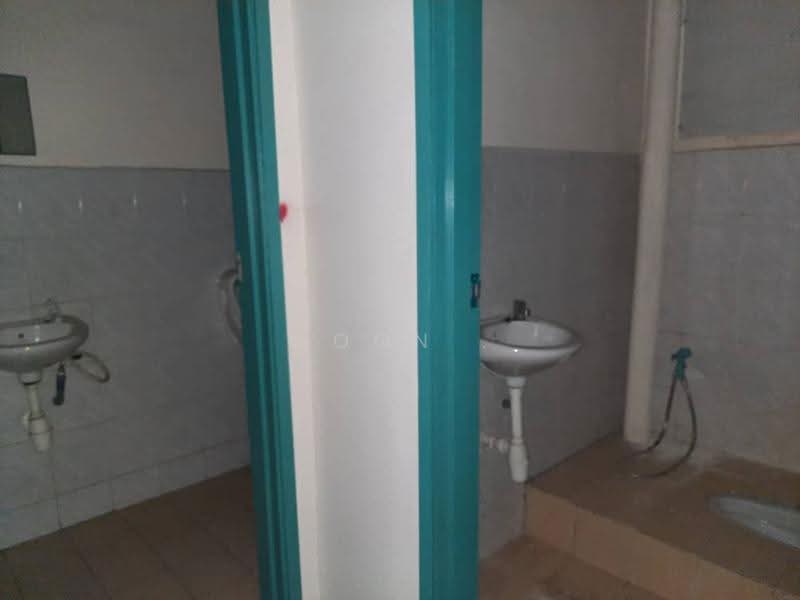 Retail Space for Rent in Pulau Melaka (Melaka City) - Woon . - Bathroom - PropertyGuru.com.my