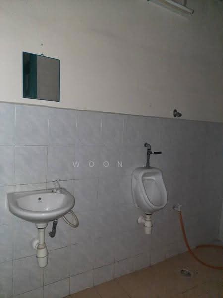 Retail Space for Rent in Pulau Melaka (Melaka City) - Woon . - Bathroom - PropertyGuru.com.my