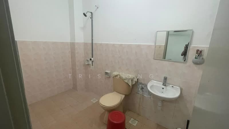Rumah Teres untuk Dijual di Taman Tun Perak (Rawang) - Tris Jong - Bathroom - PropertyGuru.com.my