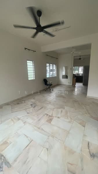 Rumah Teres untuk Dijual di Taman Tun Perak (Rawang) - Tris Jong - Living Room - PropertyGuru.com.my