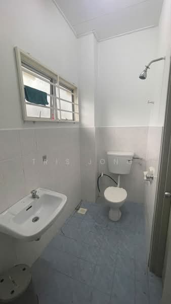 Rumah Teres untuk Dijual di Taman Tun Perak (Rawang) - Tris Jong - Bathroom - PropertyGuru.com.my