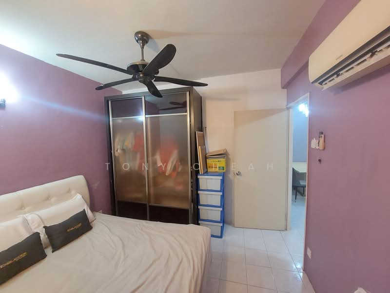 Pangsapuri untuk Dijual di Relau Vista Apartment - Tony Cheah - Bedroom - PropertyGuru.com.my