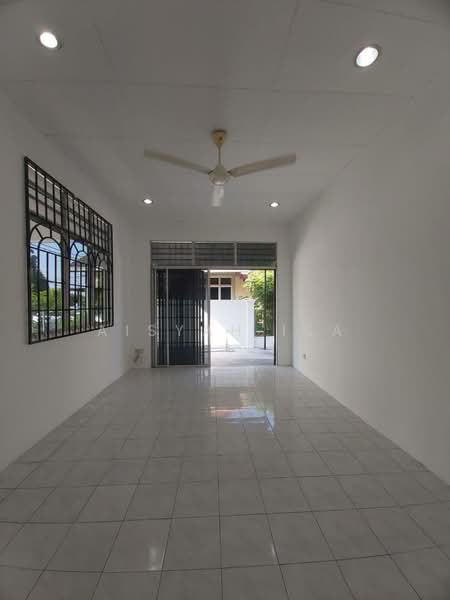 Rumah Berkembar untuk Dijual di Senawang (Negeri Sembilan) - Aisyah Isa - Living Room - PropertyGuru.com.my