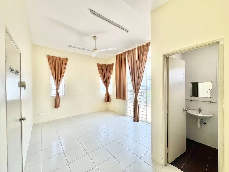 Semi-Detached House for Sale in Bandar Saujana Putra (Tanjong Duabelas) - Mahafiz . - PropertyGuru.com.my