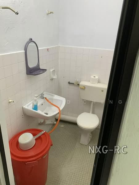 Pangsapuri untuk Dijual di Tulip Apartment - Raymond Cheng - Bathroom - PropertyGuru.com.my