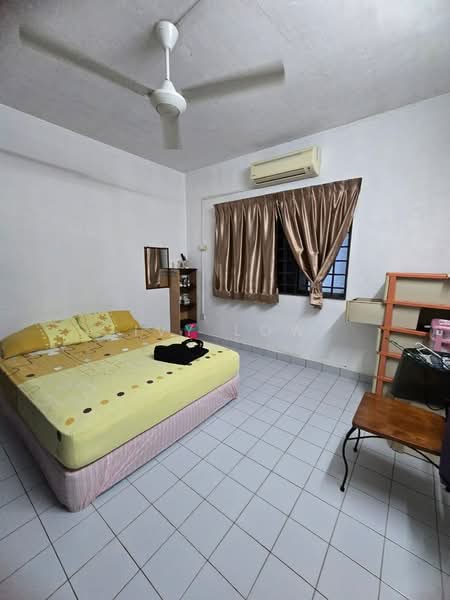 Rumah Flat untuk Dijual di Rumah Pangsa Permas Jaya - Ivy Low - Bedroom - PropertyGuru.com.my