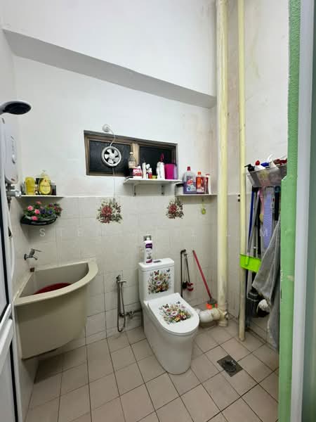 Flat for Sale at Kompleks Pulau Mutiara - Stephanie Lim - Bathroom - PropertyGuru.com.my