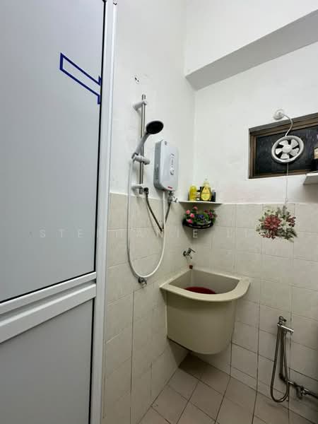 Flat for Sale at Kompleks Pulau Mutiara - Stephanie Lim - Bathroom - PropertyGuru.com.my