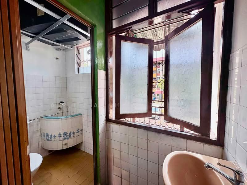 Rumah Flat untuk Dijual di PKNS Seksyen 24 - Sariza Hartanah - Bathroom - PropertyGuru.com.my