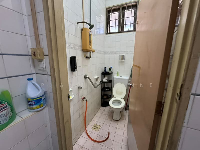 1.5-storey Terraced House for Sale in Taman Molek (Johor Bahru) - Phang Elainne - Bathroom - PropertyGuru.com.my