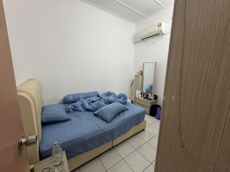 1.5-storey Terraced House for Sale in Taman Molek (Johor Bahru) - Phang Elainne - Bedroom - PropertyGuru.com.my