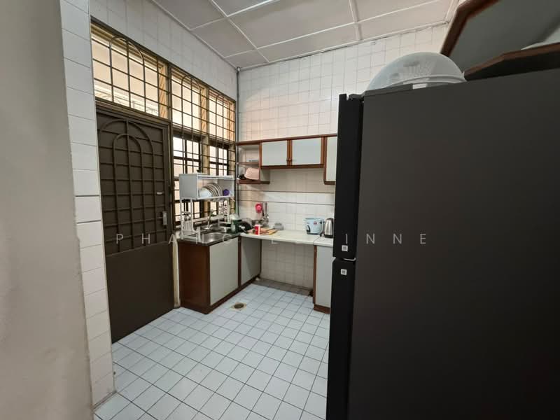 1.5-storey Terraced House for Sale in Taman Molek (Johor Bahru) - Phang Elainne - Kitchen - PropertyGuru.com.my