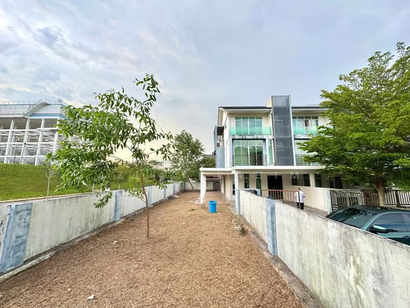 3-storey Terraced House for Sale in Taman Bangi Avenue (Bangi) - Azli Ibrahim - Exterior - PropertyGuru.com.my