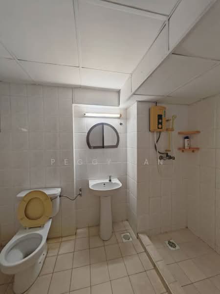 Kondominium untuk Disewa di Marina Bay Condominium - Peggy Tan - Bathroom - PropertyGuru.com.my